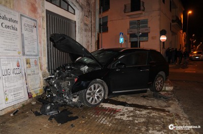 Schianto all'incrocio, palo trafigge parabrezza: due giovani vivi per miracolo - Corriere Salentino