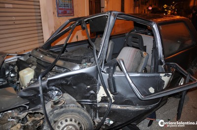 Schianto all'incrocio, palo trafigge parabrezza: due giovani vivi per miracolo - Corriere Salentino