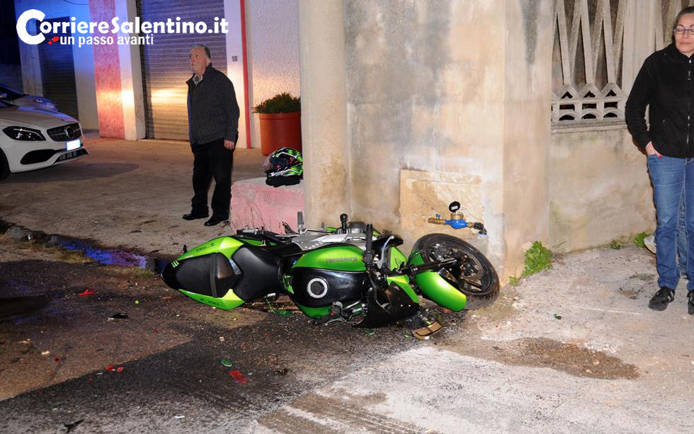 Ostacolo improvviso sulla strada, violento tamponamento tra moto ed auto: 23enne in ospedale