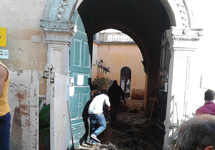 Vandali bruciano balle di paglia nel cortile di Palazzo Legari