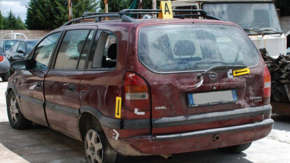 Spari contro auto con donna e bimbi dopo il pestaggio, quattro arresti per tentato omicidio