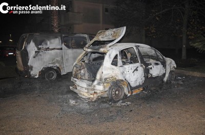 Misterioso rogo nella notte a Presicce, le fiamme distruggono auto e furgone - Corriere Salentino