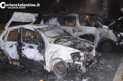 Misterioso rogo nella notte a Presicce, le fiamme distruggono auto e furgone - Corriere Salentino