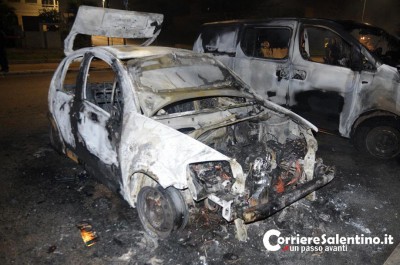 Misterioso rogo nella notte a Presicce, le fiamme distruggono auto e furgone - Corriere Salentino