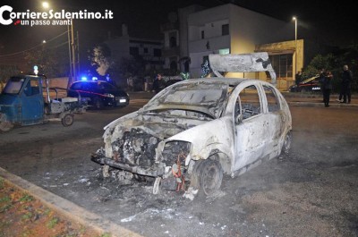 Misterioso rogo nella notte a Presicce, le fiamme distruggono auto e furgone - Corriere Salentino