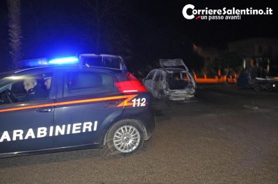 Misterioso rogo nella notte a Presicce, le fiamme distruggono auto e furgone - Corriere Salentino