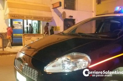 Terrore in tabaccheria nel giorno di festa: banditi picchiano tabaccaio e cliente. Fucilata contro auto durante la fuga - Corriere Salentino