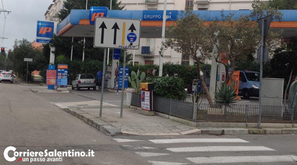 Ancora un furto nella stazione Ip di via Ugo Foscolo, ladri in fuga con sigarette, “gratta e vinci” e soldi