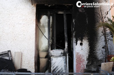 Chi la fa l'aspetti: alle fiamme la porta della casa degli attentatori di Taurisano - Corriere Salentino