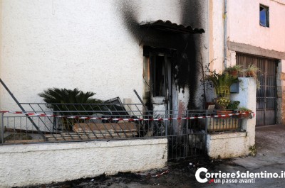 Chi la fa l'aspetti: alle fiamme la porta della casa degli attentatori di Taurisano - Corriere Salentino