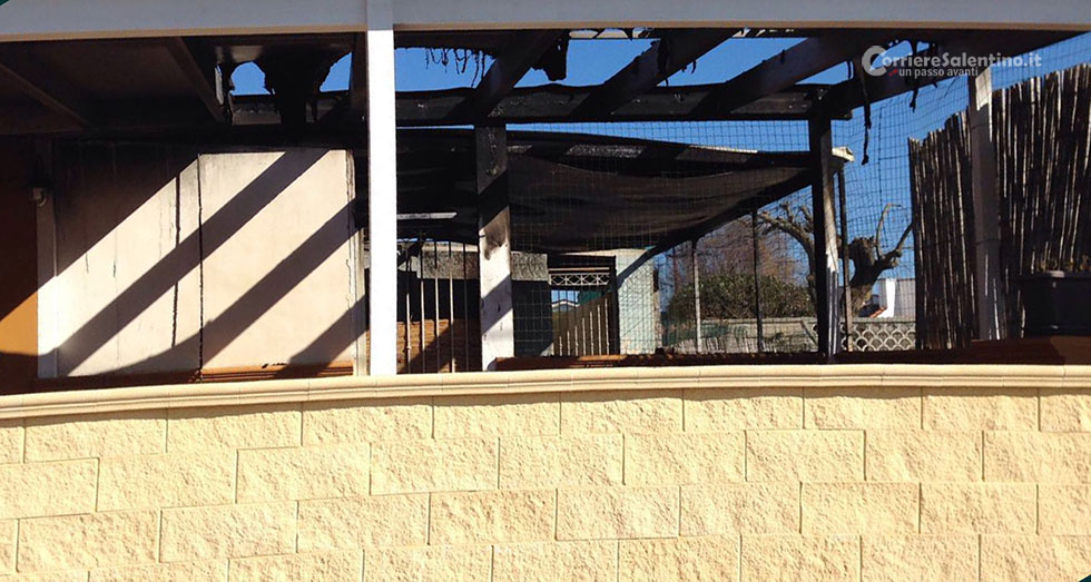 Raid incendiario contro bar-pizzeria, rinvenuta una bottiglietta con benzina: mistero a Frigole