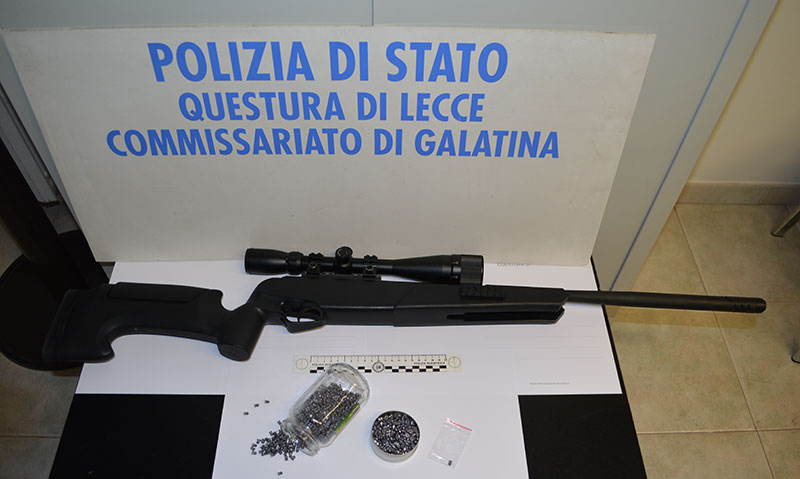 Spara piombino e colpisce al gluteo ragazzino che gioca nei giardini, nei guai 28enne