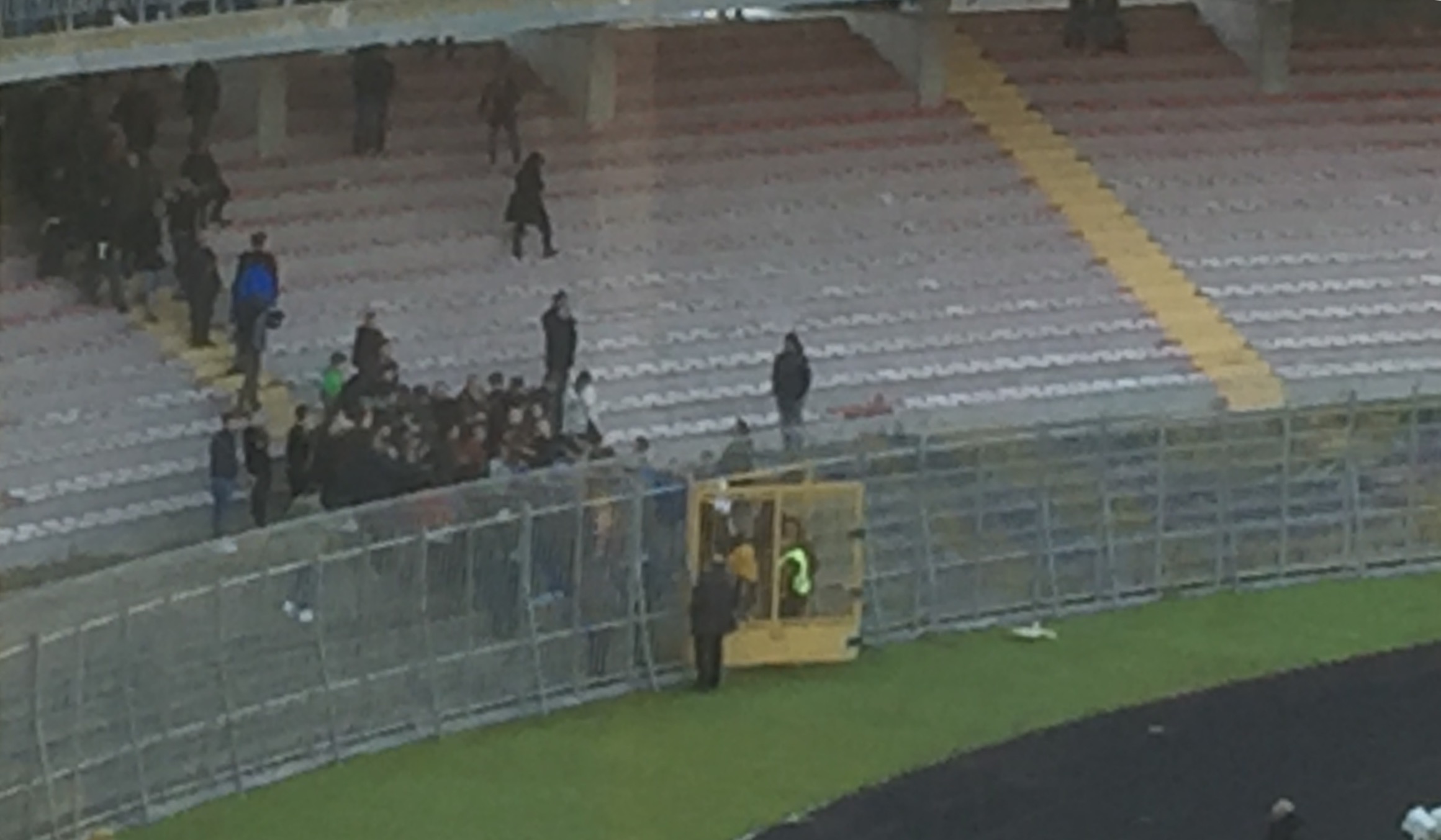 Calciatori del Lecce in curva per augurare buon anno ai tifosi