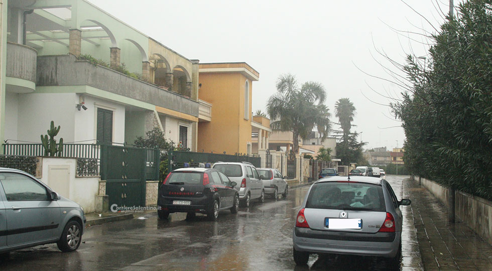 Nel portafogli soltanto 25 euro, bandito solitario spara commerciante di dolciumi ed il nipote: è caccia all’uomo