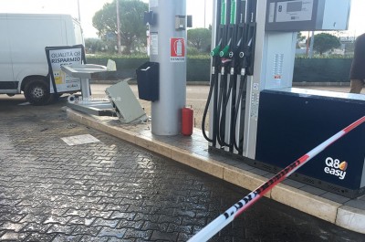 Ladri all'assalto della Q8, sradicate tre colonnine self-service con una pala meccanica - Corriere Salentino