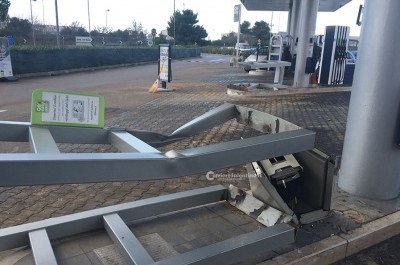 Ladri all'assalto della Q8, sradicate tre colonnine self-service con una pala meccanica - Corriere Salentino
