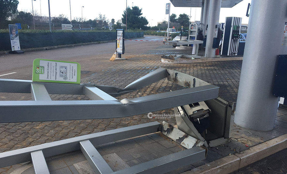 Ladri all’assalto della Q8, sradicate tre colonnine self-service con una pala meccanica