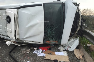 Scoppia una ruota e il furgone si ribalta: salumi disseminati per strada - Corriere Salentino
