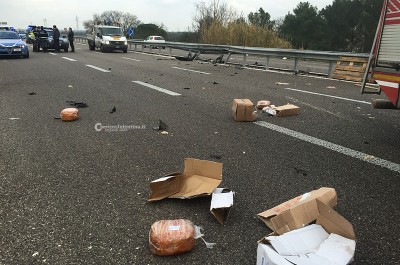 Scoppia una ruota e il furgone si ribalta: salumi disseminati per strada - Corriere Salentino