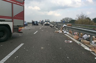 Scoppia una ruota e il furgone si ribalta: salumi disseminati per strada - Corriere Salentino