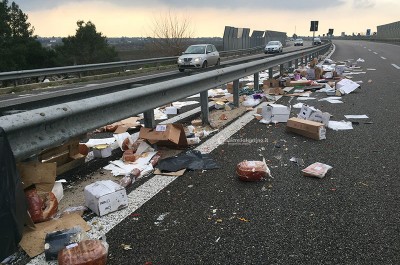 Scoppia una ruota e il furgone si ribalta: salumi disseminati per strada - Corriere Salentino