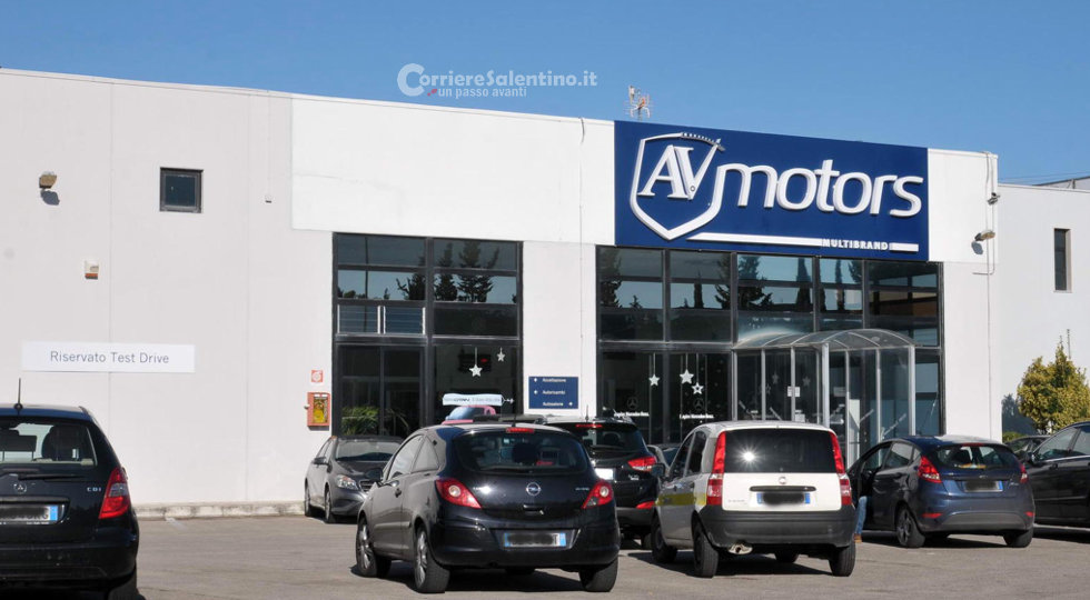 Ladri nella zona industriale, armati di fiamma ossidrica svuotano cassaforte: 10mila euro