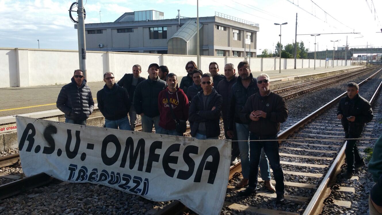 I lavoratori Omfesa occupano Comune e stazione. «La balla della vendita a Ferrosud» e le 20 carrozze da buttare