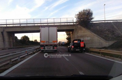 Paura sulla statale, auto si ribalta sulla Maglie - Lecce: un ferito in ospedale - Corriere Salentino