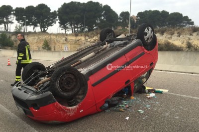 Scoppia una ruota e il furgone si ribalta: salumi disseminati per strada - Corriere Salentino