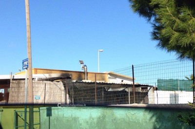 Raid incendiario contro bar-pizzeria, rinvenuta una bottiglietta con benzina: mistero a Frigole - Corriere Salentino