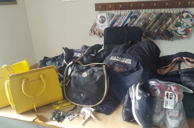 Borse contraffatte sulla bancarella del mercato, in casa marchi per falsificare vestiti ed accessori: in manette - Corriere Salentino