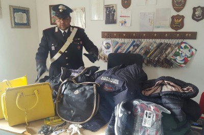 Borse contraffatte sulla bancarella del mercato, in casa marchi per falsificare vestiti ed accessori: in manette - Corriere Salentino