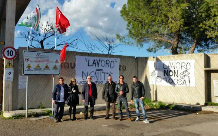 Scalo di Surbo: prosegue la protesta dei lavoratori a rischio licenziamento