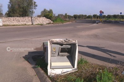 Sradicano Postamat e disseminano la strada di chiodi: "colpo" a Merine - Corriere Salentino
