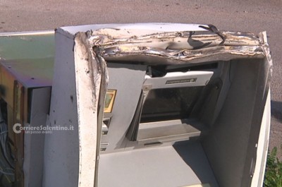 Sradicano Postamat e disseminano la strada di chiodi: "colpo" a Merine - Corriere Salentino