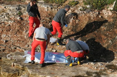 Tragico sbarco nel Capo di Leuca: recuperato il cadavere di una donna. Quattro dispersi: si temono altre vittime - Corriere Salentino