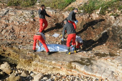 Tragico sbarco nel Capo di Leuca: recuperato il cadavere di una donna. Quattro dispersi: si temono altre vittime - Corriere Salentino