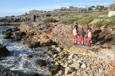 Tragico sbarco nel Capo di Leuca: recuperato il cadavere di una donna. Quattro dispersi: si temono altre vittime - Corriere Salentino