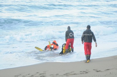 Tragico sbarco nel Capo di Leuca: recuperato il cadavere di una donna. Quattro dispersi: si temono altre vittime - Corriere Salentino