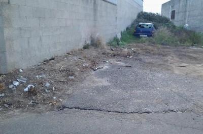 Pezzi di carrozzeria di auto abbandonati vicino ai cassonetti - Corriere Salentino