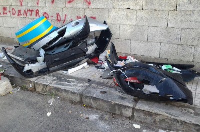 Pezzi di carrozzeria di auto abbandonati vicino ai cassonetti - Corriere Salentino
