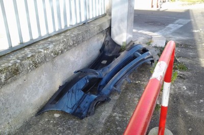 Pezzi di carrozzeria di auto abbandonati vicino ai cassonetti - Corriere Salentino