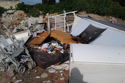 Pezzi di carrozzeria di auto abbandonati vicino ai cassonetti - Corriere Salentino