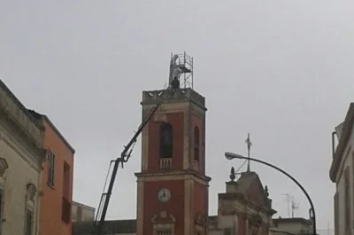 Maltempo: scirocco abbatte nel Salento alberi, pali e cartelloni. Danneggiata anche la statua della Madonna del Rosario di Copertino - Corriere Salentino