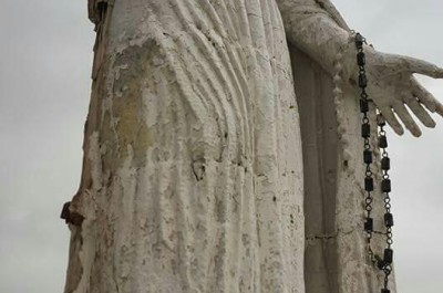 Maltempo: scirocco abbatte nel Salento alberi, pali e cartelloni. Danneggiata anche la statua della Madonna del Rosario di Copertino - Corriere Salentino