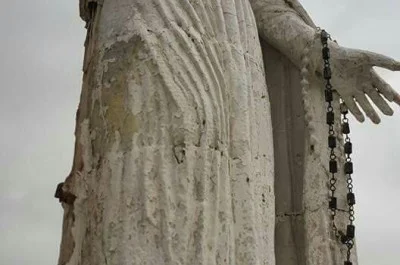 Maltempo: scirocco abbatte nel Salento alberi, pali e cartelloni. Danneggiata anche la statua della Madonna del Rosario di Copertino - Corriere Salentino