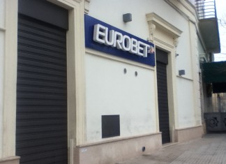 Buste di plastica sulle scarpe e fucile in pugno assaltano centro scommesse