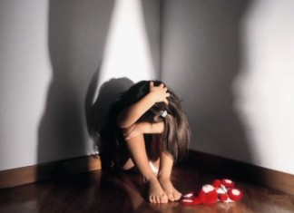 Minaccia ed abusa di una donna conosciuta in un locale, 19enne arrestato per violenza sessuale