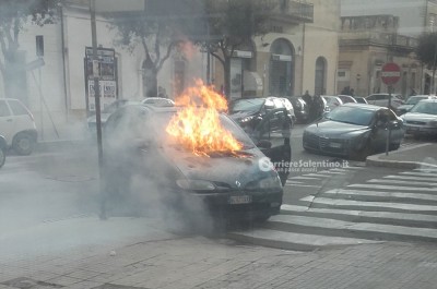 Paura su via Taranto, auto prende fuoco in movimento: illeso il conducente - Corriere Salentino