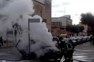 Paura su via Taranto, auto prende fuoco in movimento: illeso il conducente - Corriere Salentino